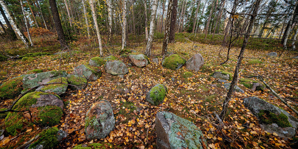 En samling stenar som ligger i en cirkelform, foto.