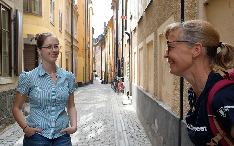 Guide med en deltagare i en trång gränd.