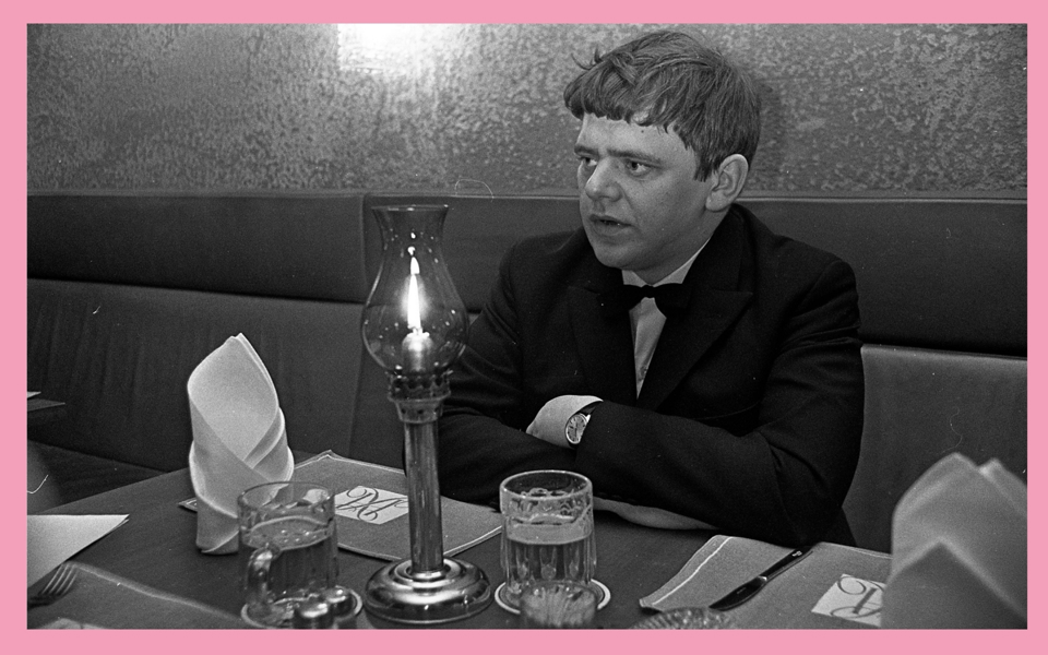 En man vid ett bord i restauraungmiljö. Foto.